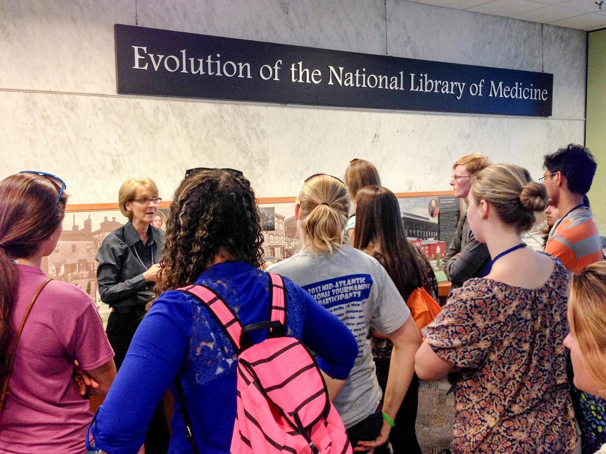 Students on tour at NIH