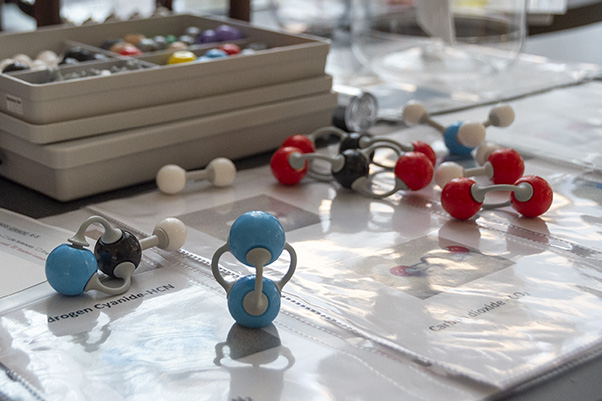 A make-your-own-molecules set that teaches students about the atomic structure of different compounds.