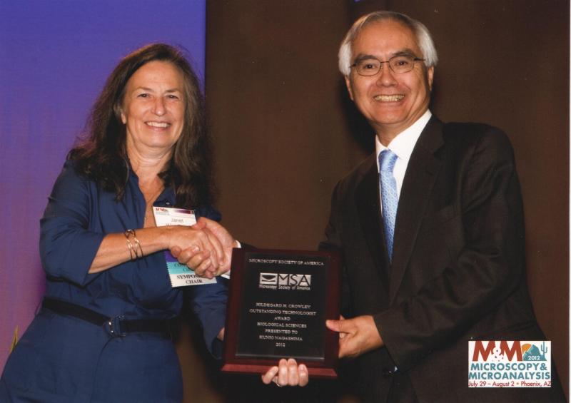 Kunio Nagashima (right) receives the 2012 Hildegard H. Crowley Award for Outstanding Technologist in the Biological Sciences from Margaret Woodward, president, Microscopy Society of America. (Photo contributed by Ferri Soheilian)