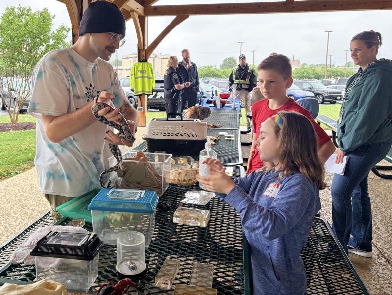 A local Fountain Rock Nature Center volunteer teaches kids about reptiles and mammals. Image credit: Karolina Wilk