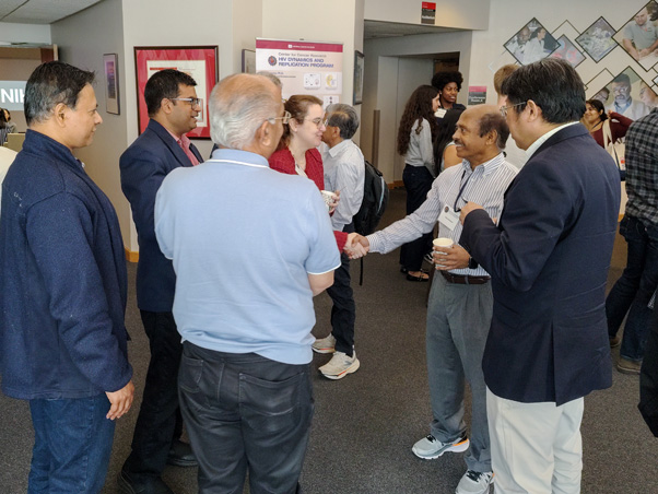 Midmorning and midafternoon breaks afforded spectators and presenters a chance to network with their peers. (Photo by Samuel Lopez.)
